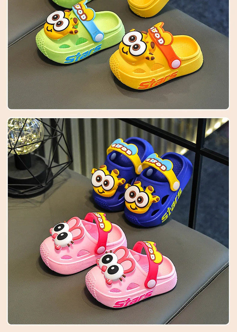 2026 Zapatillas para niños, bonitos dibujos animados para niñas y niños con suelas blandas, bolsas para bebés, zapatos perforados, sandalias para el hogar y el bebé