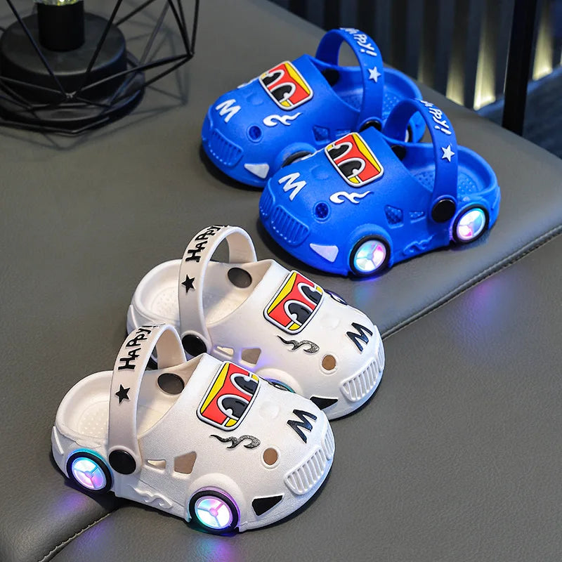Pantuflas Infantiles Verano 2026, Nuevas Pantuflas de Playa para Niños con Forma de Auto, con Ruedas que se Iluminan, Antideslizantes y con Suela Suave