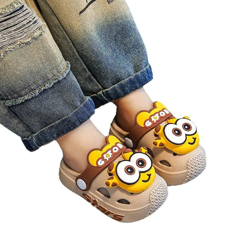 2026 Zapatillas para niños, bonitos dibujos animados para niñas y niños con suelas blandas, bolsas para bebés, zapatos perforados, sandalias para el hogar y el bebé