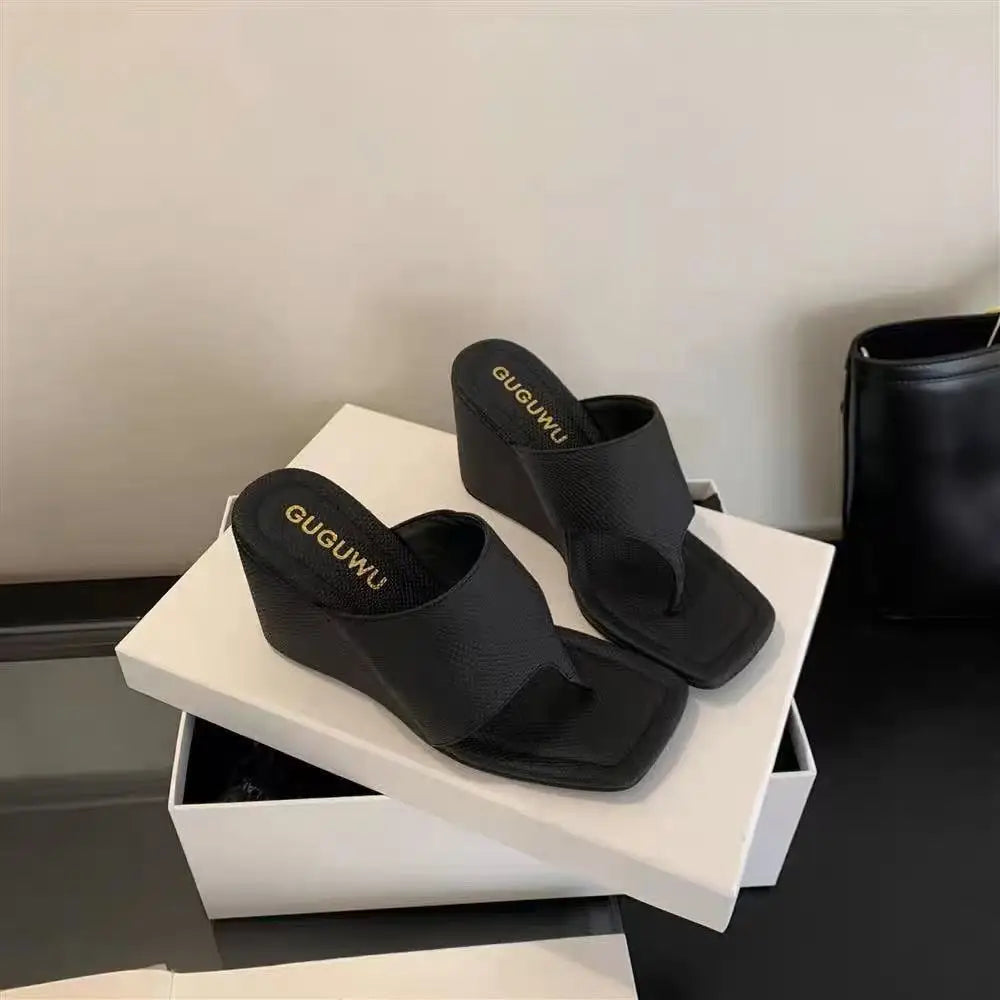 2025 primavera y otoño nuevo estilo adelgazante pendiente talón versión coreana chanclas con punta desnuda zapatillas frescas sandalias