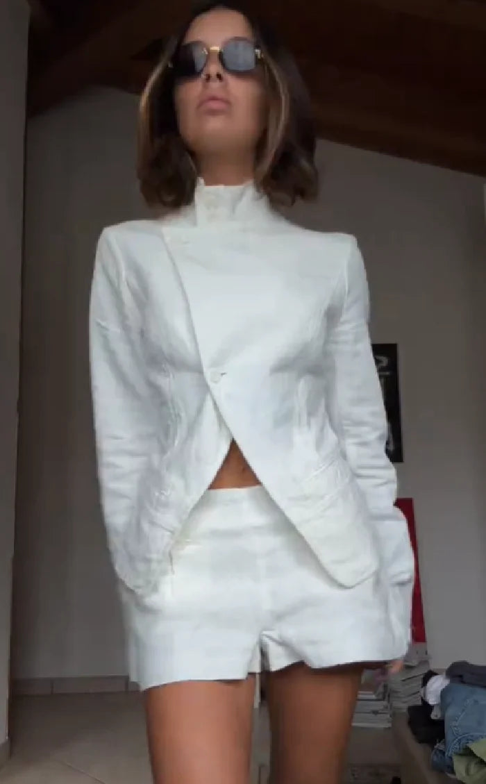 Conjunto Elegante de Dos Piezas de Lino Blanco para Mujer, Chaqueta Blazer Asimétrica de Manga Larga con Cuello Alto y Pantalones Cortos Cómodos de Cintura Alta