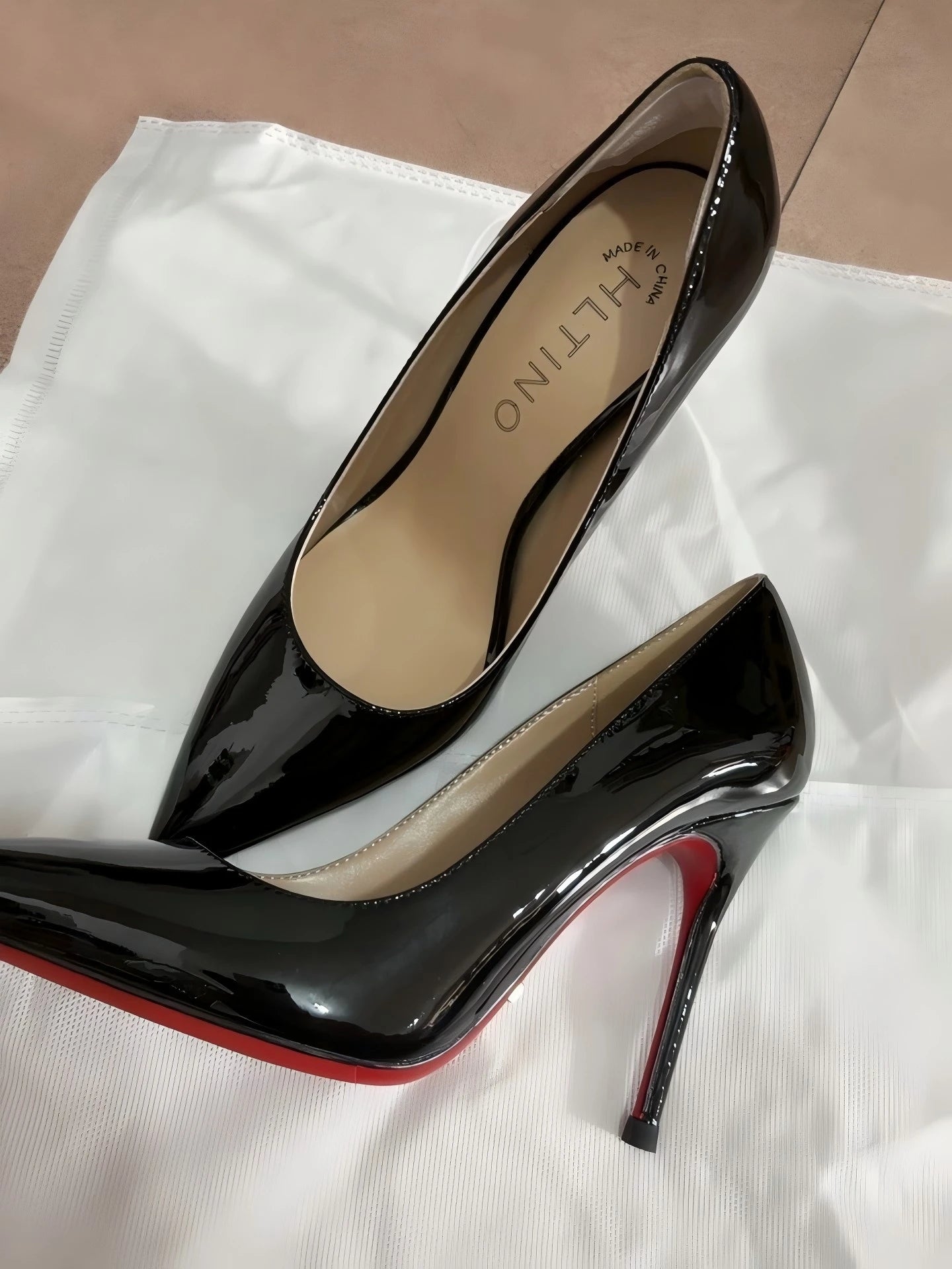 Sandalias de mujer 2026, nuevas, de tacón alto de 12 cm, estilo francés, puntiagudas, tacón delgado, sexys, negras, de boca poco profunda, zapatos individuales con suela roja para mujer.