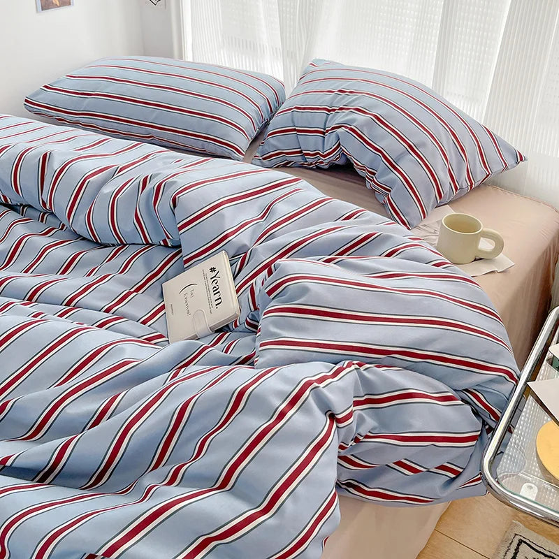 Juego de sábanas de cuatro piezas con funda nórdica de rayas rojas y azules simples con ropa de cama de algodón lavada en la cama