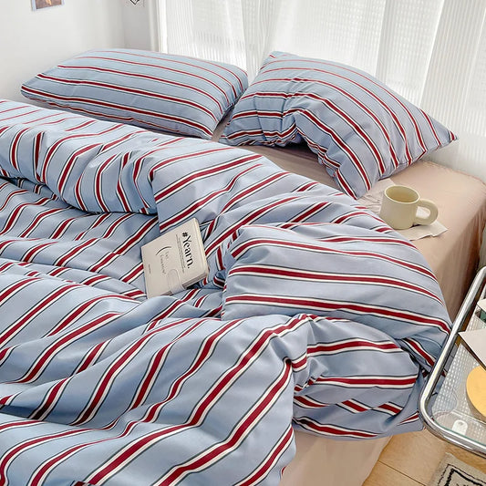 Juego de sábanas de cuatro piezas con funda nórdica de rayas rojas y azules simples con ropa de cama de algodón lavada en la cama