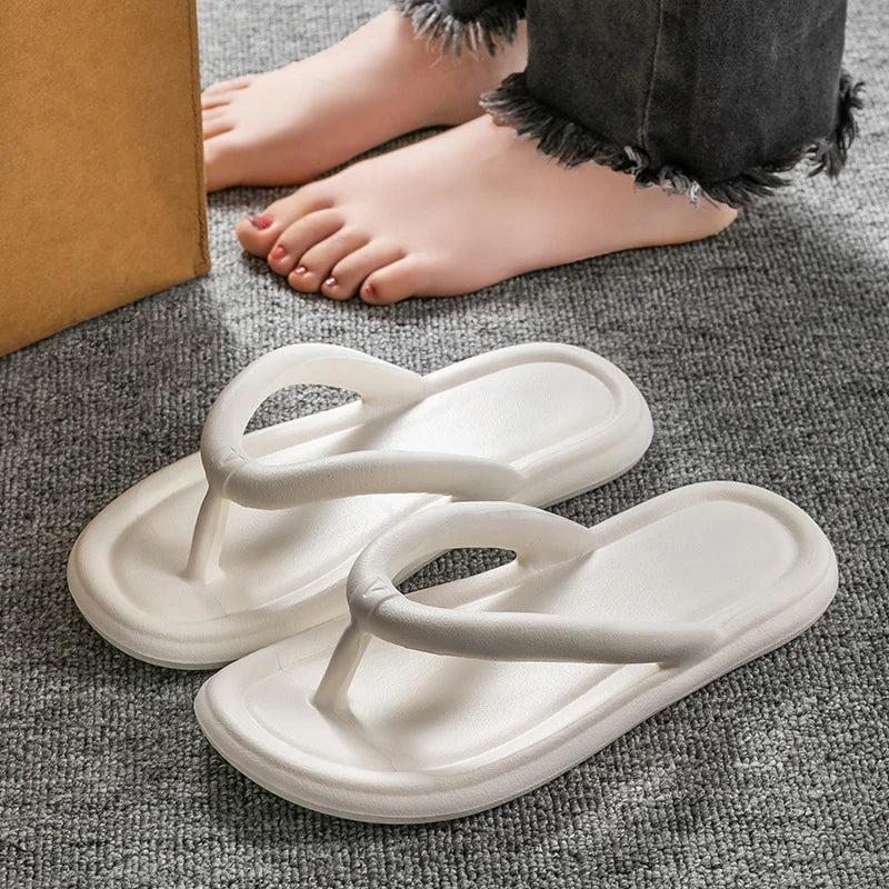 Chanclas ligeras de tacón plano para playa, chanclas con plataforma de suela blanda, zapatillas antideslizantes para mujer, suela gruesa de EVA, zapatos para el hogar con Clip
