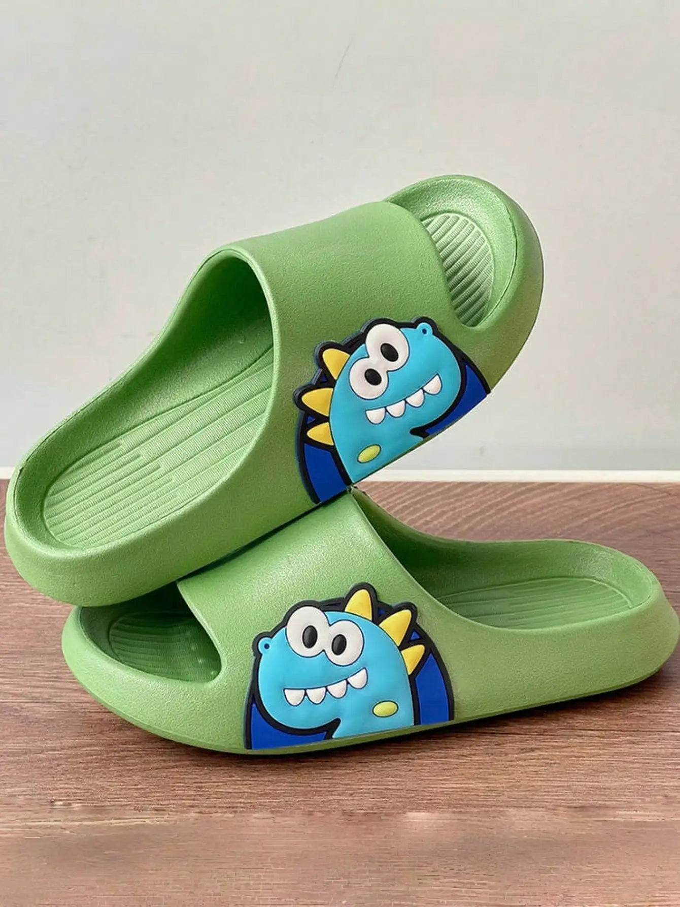 Sandalias lindas antideslizantes del dinosaurio de la historieta de la suela suave para el baño de los niños/niñas en casa