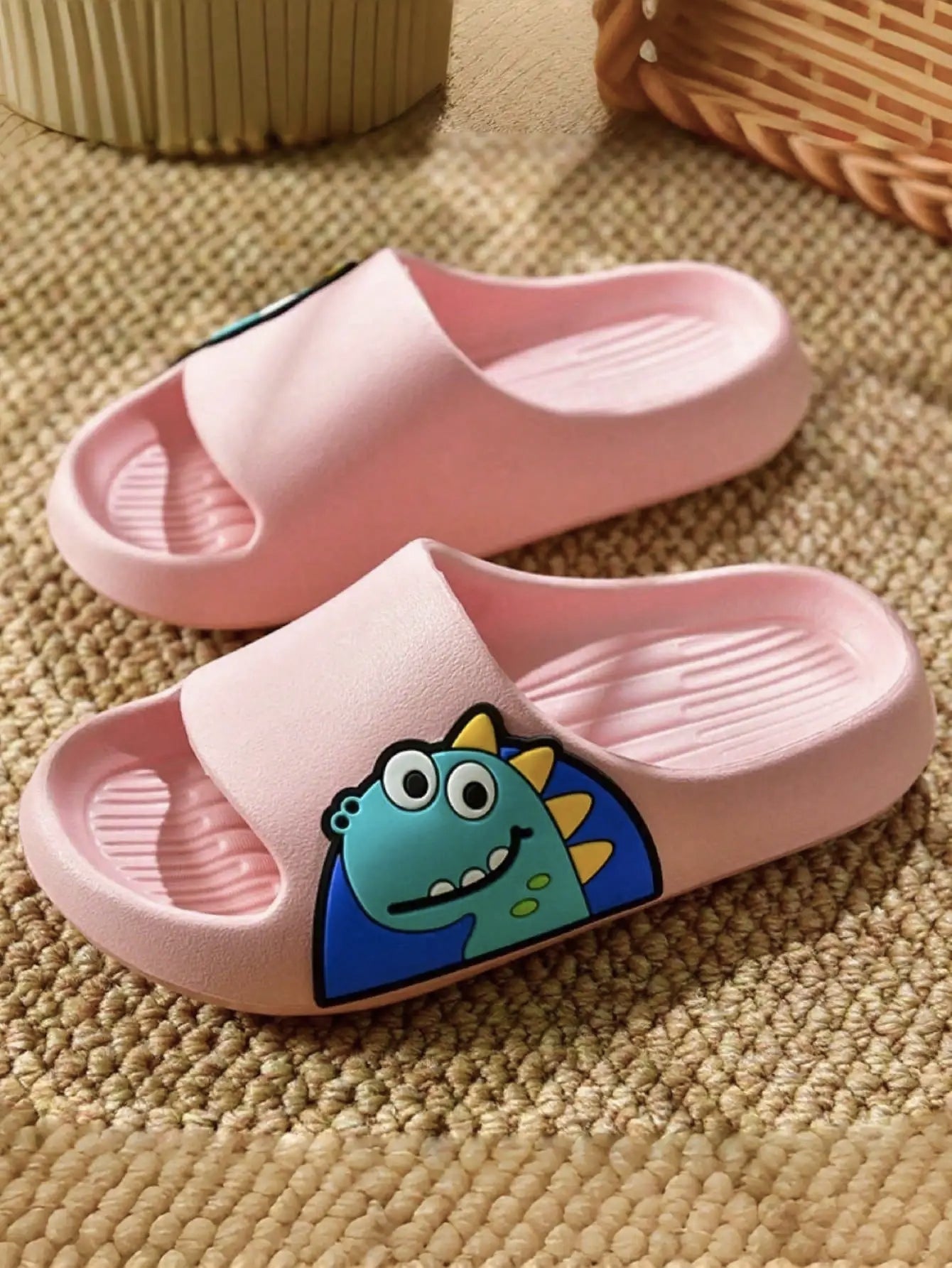Sandalias lindas antideslizantes del dinosaurio de la historieta de la suela suave para el baño de los niños/niñas en casa