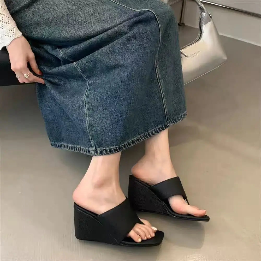 2025 primavera y otoño nuevo estilo adelgazante pendiente talón versión coreana chanclas con punta desnuda zapatillas frescas sandalias
