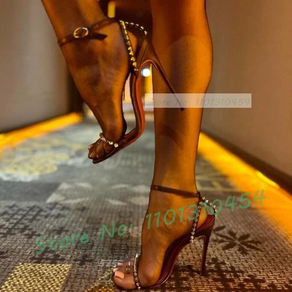 Sandalias con remaches de Metal y correa en el tobillo para mujer, zapatos de tacón alto con plantilla roja, cómodos y sexys, para fiesta, Verano