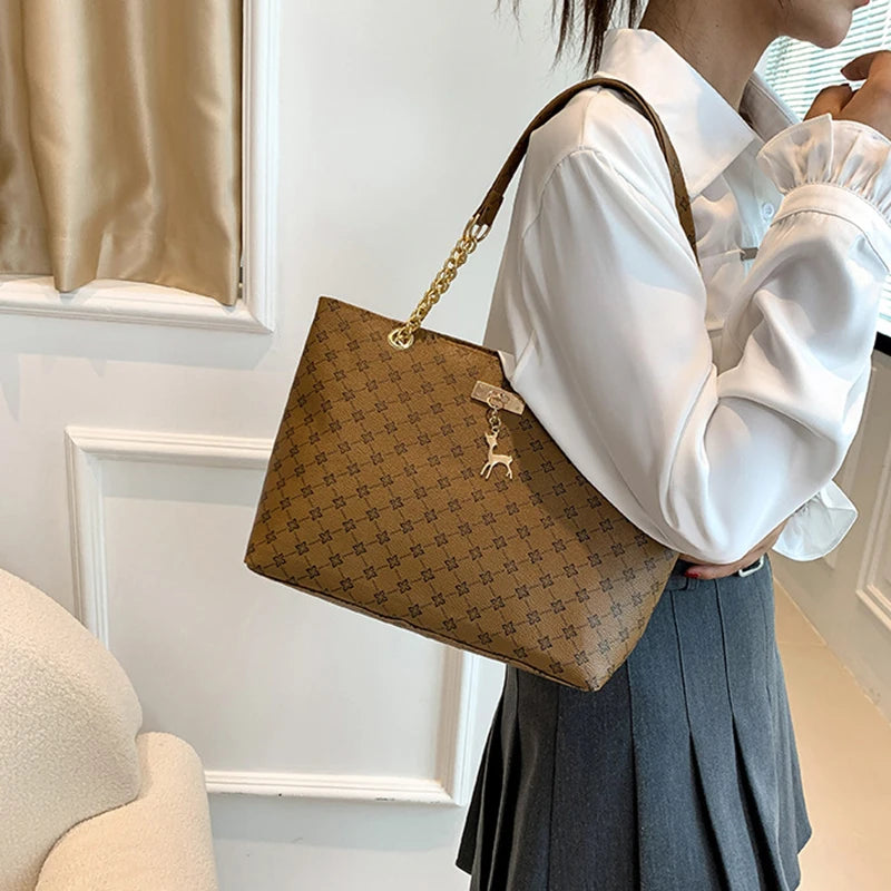 Nuevo bolso de presbicia con textura de cuero suave, bolso de mano de gran capacidad para mujer con accesorios colgantes, bolso de hombro