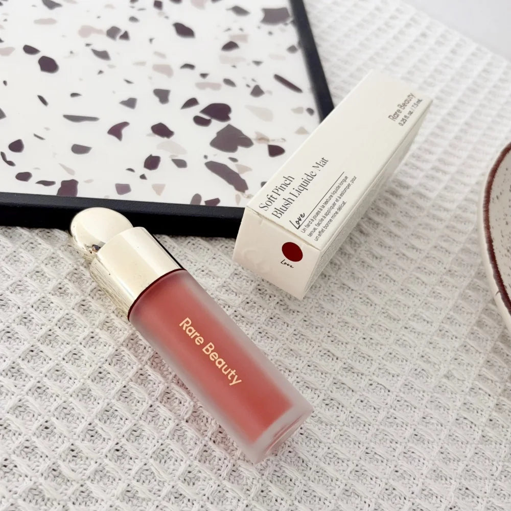 Rubor Líquido Soft Pinch de Rare Beauty, Sedoso, Ligero, Transpirable, de Larga Duración, Maquillaje Voluminizador, Hope Love Virtue Happy Wonder Worth