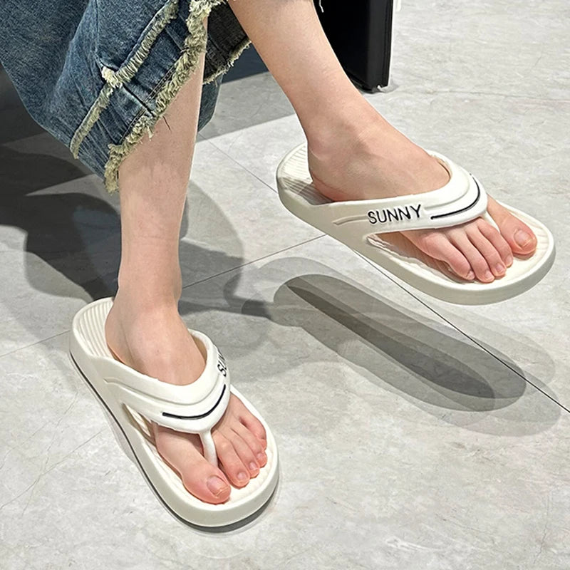 Chanclas de EVA con plataforma gruesa para mujer, sandalias de playa antideslizantes con Clip dedos, cómodas zapatillas de nube de suela blanda para verano