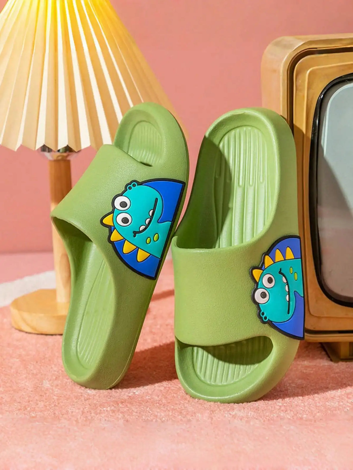 Sandalias lindas antideslizantes del dinosaurio de la historieta de la suela suave para el baño de los niños/niñas en casa