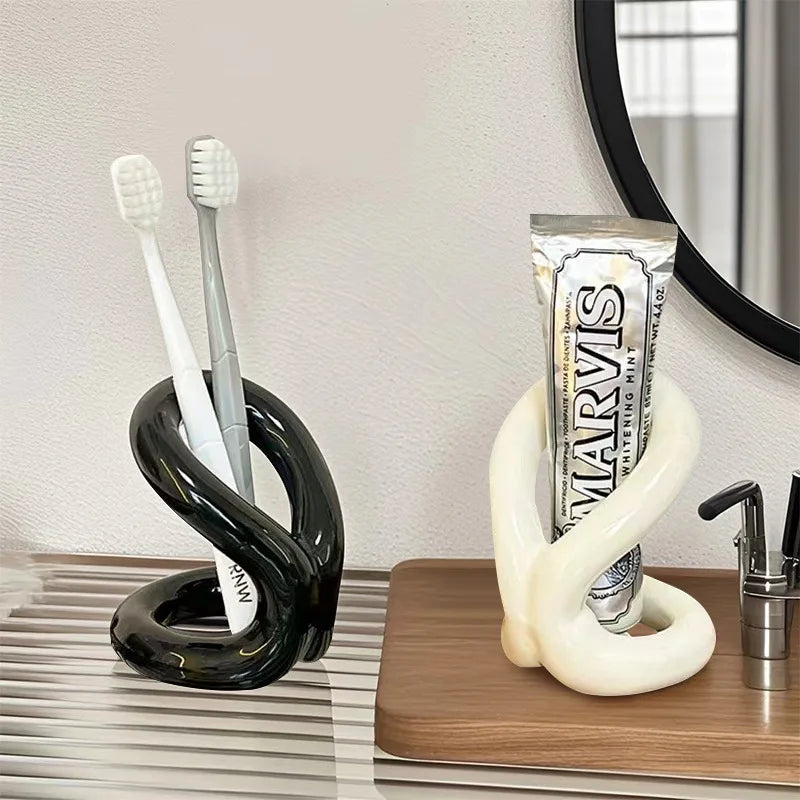 Soporte cilíndrico de cerámica Creative Ins con tacto premium y diseño 'Cream Wind' para bolígrafos de escritorio, brochas de maquillaje y como organizador de tocador, adorno y estante de almacenamiento.