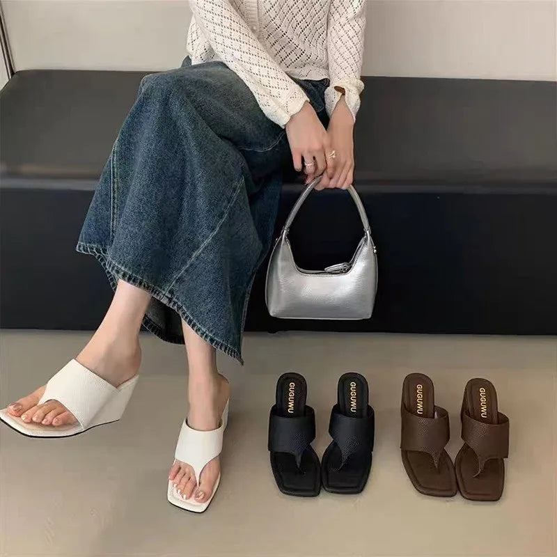 2025 primavera y otoño nuevo estilo adelgazante pendiente talón versión coreana chanclas con punta desnuda zapatillas frescas sandalias