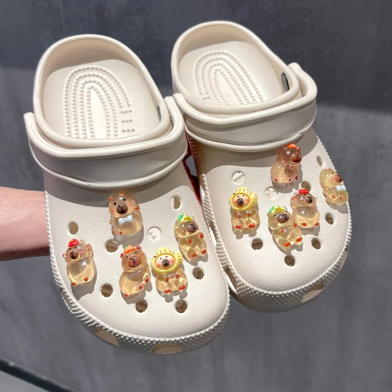 Bonito juego de dijes para zapatos de capibara con tema de comida, accesorios, decoraciones de plástico, sandalias de verano desmontables para regalos de fiesta