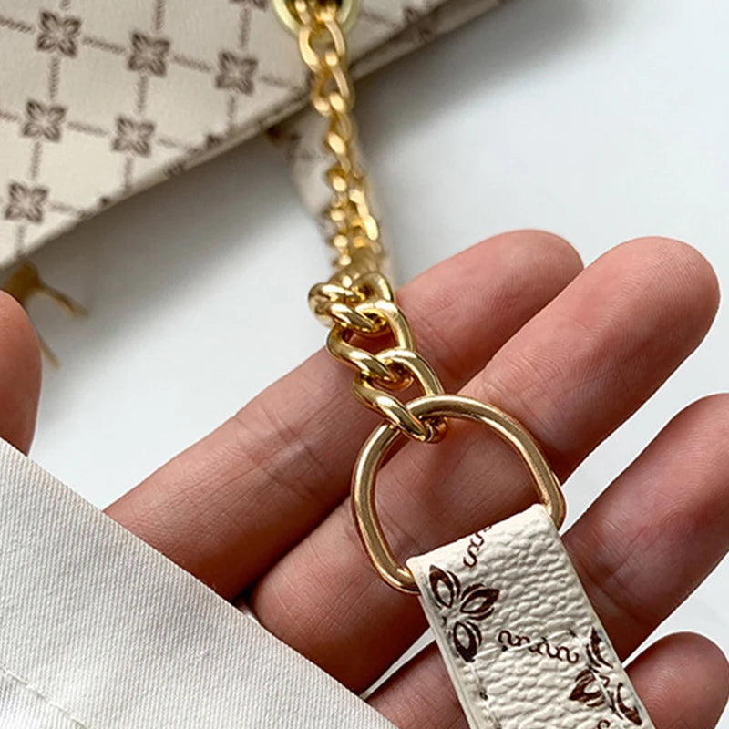 Nuevo bolso de presbicia con textura de cuero suave, bolso de mano de gran capacidad para mujer con accesorios colgantes, bolso de hombro