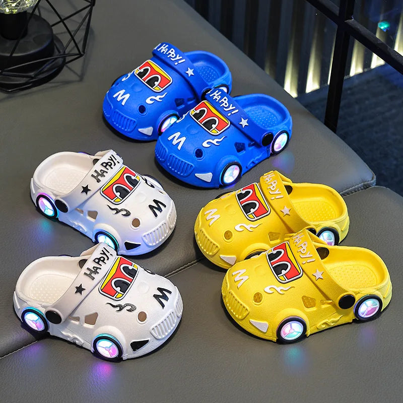 Pantuflas Infantiles Verano 2026, Nuevas Pantuflas de Playa para Niños con Forma de Auto, con Ruedas que se Iluminan, Antideslizantes y con Suela Suave