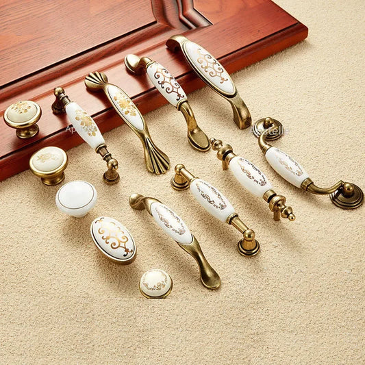Tiradores de cerámica blanca para puerta de cocina, manijas de moda para cajón, armario, flor dorada