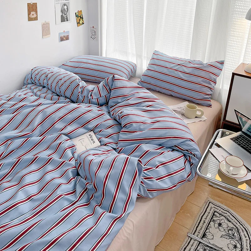 Juego de sábanas de cuatro piezas con funda nórdica de rayas rojas y azules simples con ropa de cama de algodón lavada en la cama