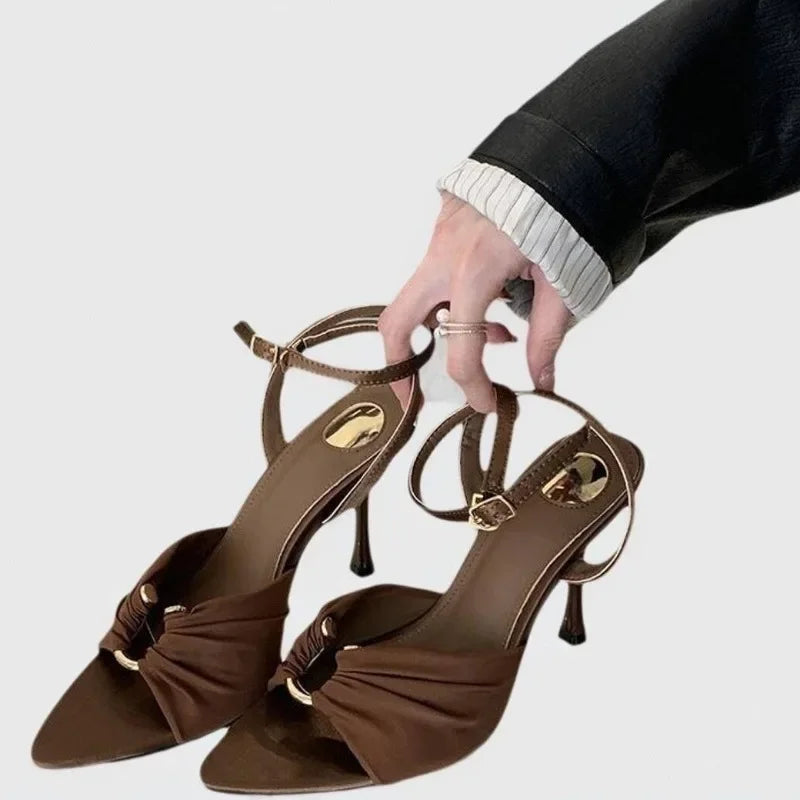 Tacones de aguja 2025 Verano Nuevo Botón de metal plisado Punta puntiaguda Punta abierta Fresco trapeador Tacón de aguja sexy