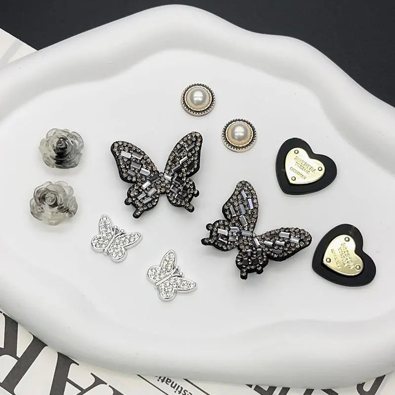 Amuletos de zapatos con perlas y flores de mariposa brillantes para Crocs, conjunto blanco y negro, alfileres para zuecos, accesorios para zapatillas, sandalias de jardín, regalo para niña