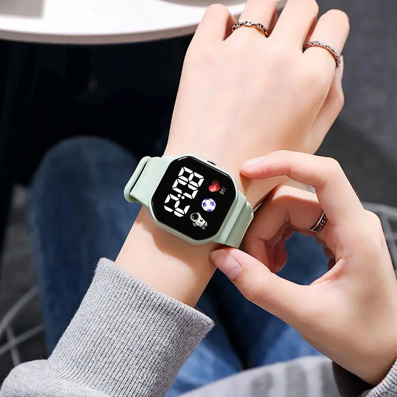 Reloj Deportivo para Niños, Relojes Digitales LED, Correa de Silicona de Fútbol, Reloj de Pulsera Electrónico Impermeable para Niños y Niñas, Regalos