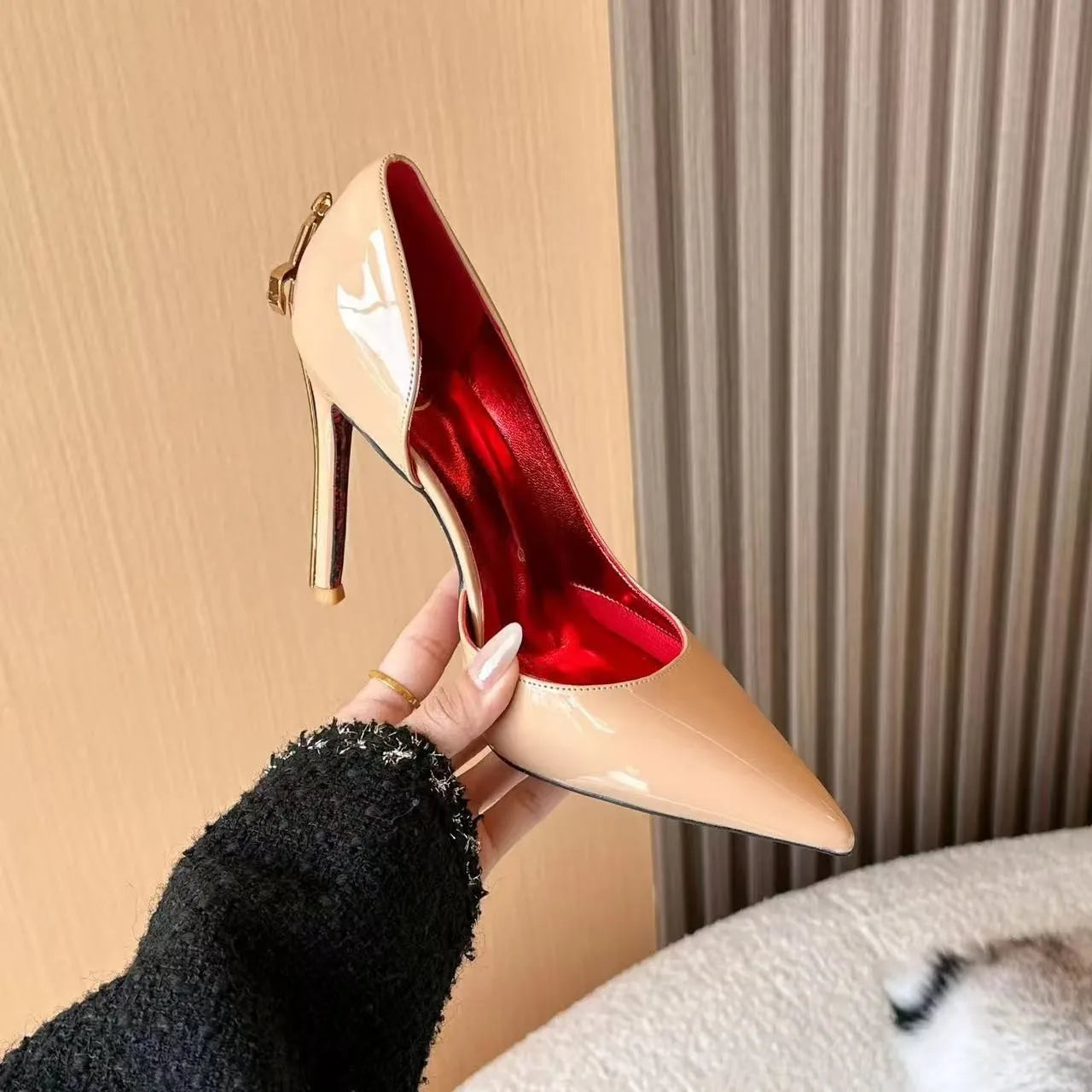 Zapatos de tacón alto dorados con diseño de cetro y punta abierta para mujer, tacones delgados con estampado en negro, talla 43, de charol, zapatos individuales.