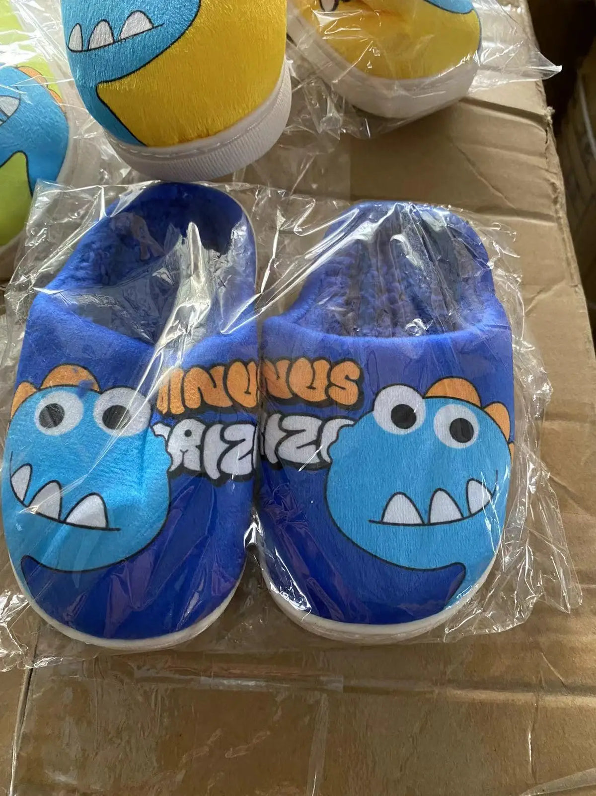 Zapatillas con patrón de dinosaurio de dibujos animados para niños y niñas, bonitos zapatos de felpa, zapatos cálidos adecuados para interiores de otoño e invierno