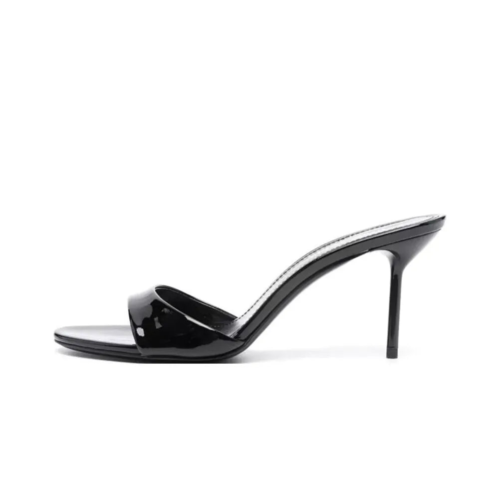 2025 Verano nuevos tacones altos de tacón abierto poco profundos de charol, tacones delgados sexys y de moda, sandalias de punta estrecha para mujer