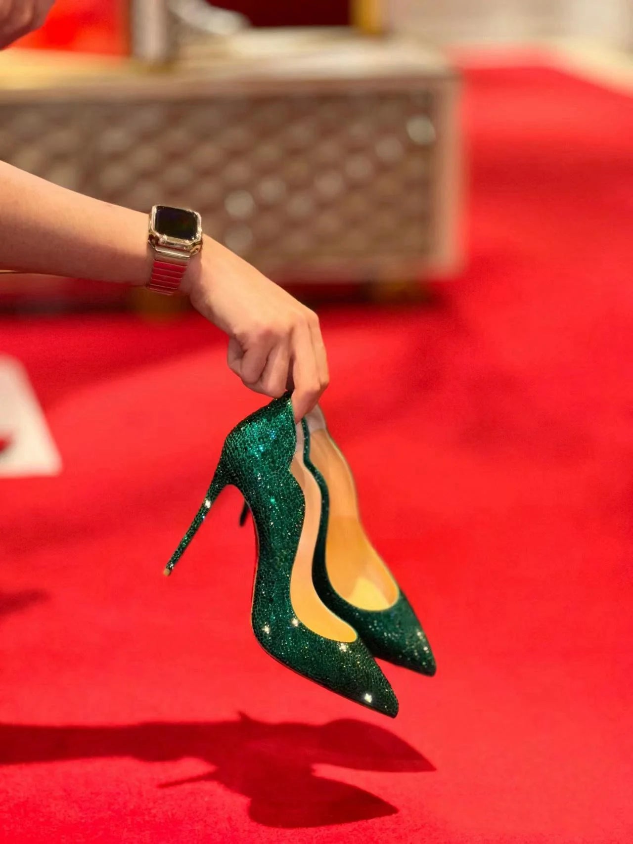 Tacones altos para mujer, primavera 20220, oro nuevo, Sexy, puntiagudos, franceses, finos con zapatos individuales, zapatos de boda de cristal para mujer, zapato de suela roja para mujer