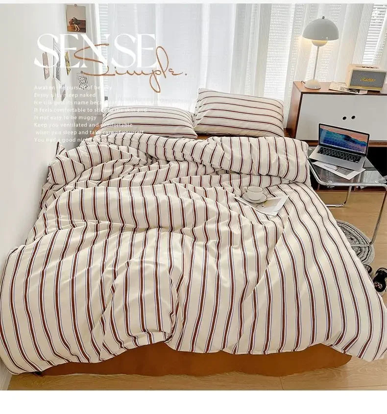 Juego de sábanas de cuatro piezas con funda nórdica de rayas rojas y azules simples con ropa de cama de algodón lavada en la cama