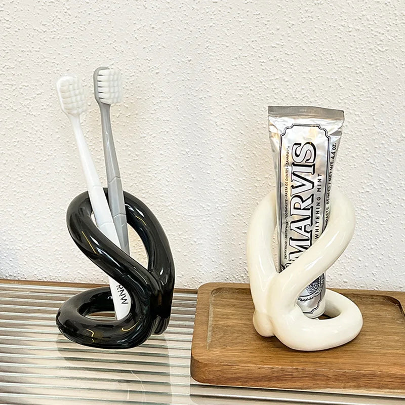 Soporte cilíndrico de cerámica Creative Ins con tacto premium y diseño 'Cream Wind' para bolígrafos de escritorio, brochas de maquillaje y como organizador de tocador, adorno y estante de almacenamiento.