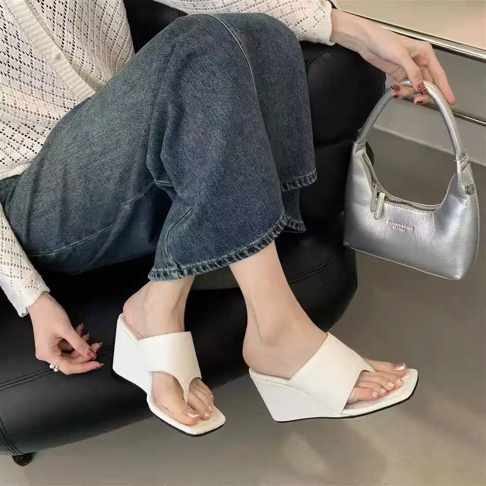 2025 primavera y otoño nuevo estilo adelgazante pendiente talón versión coreana chanclas con punta desnuda zapatillas frescas sandalias