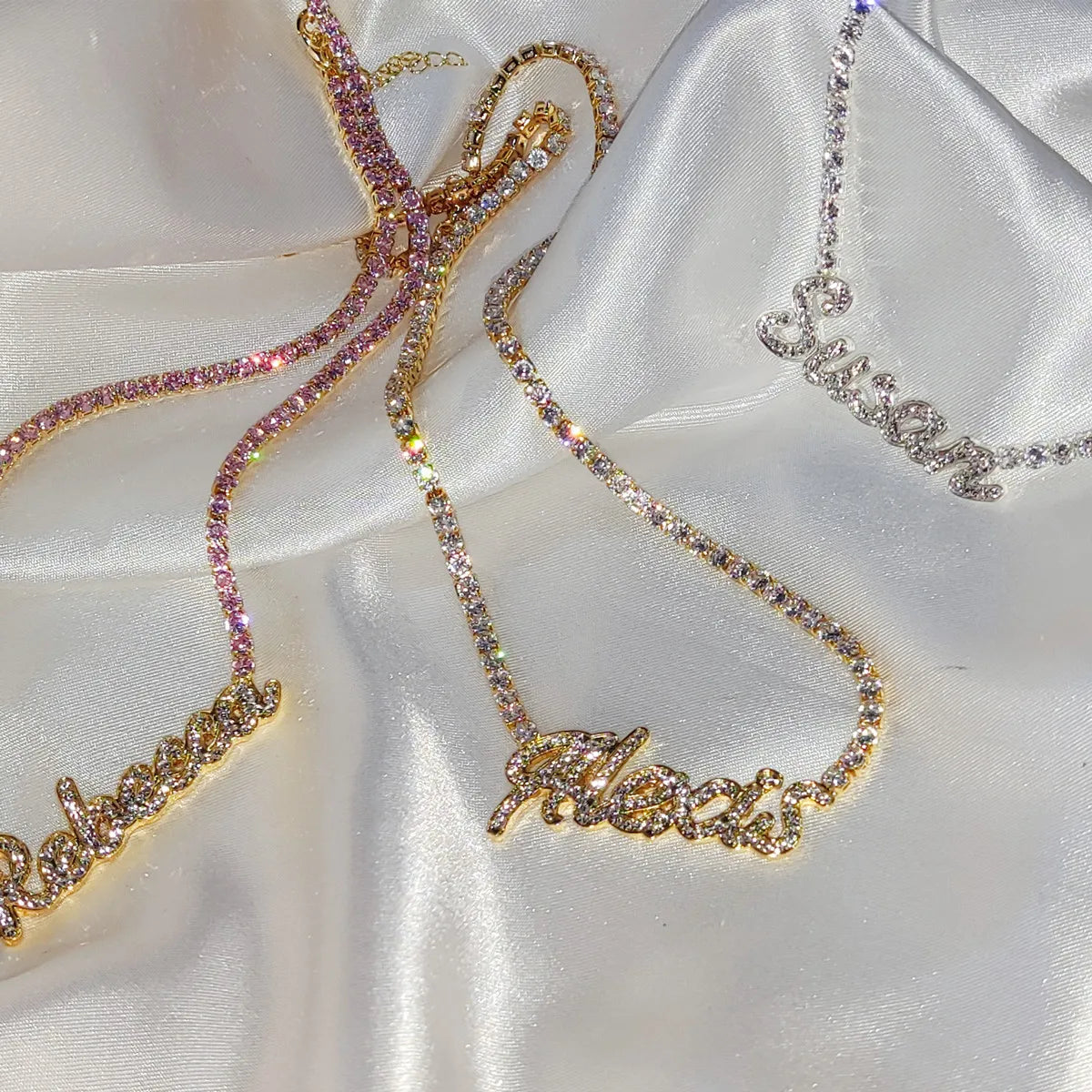 DUOYING, collar con placa con nombre de seda personalizado con cadena de tenis, collar con letras de contorno pavimentado personalizado para mujer, collar con nombre