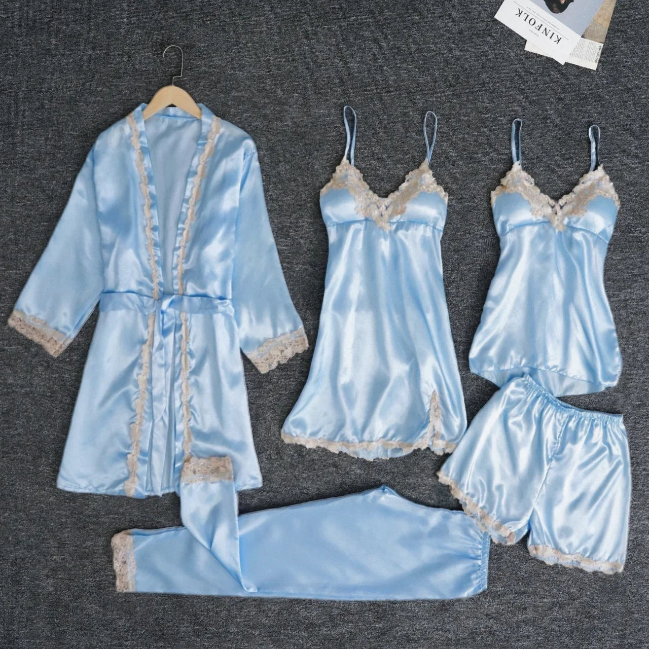2025 Conjunto de pijamas de nuevo estilo con almohadillas para sujetador, pijamas de cinco piezas florales dorados con tiras sexis de seda, ropa de casa fina