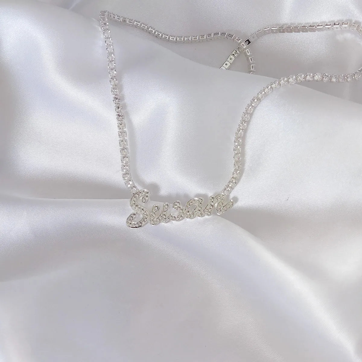 DUOYING, collar con placa con nombre de seda personalizado con cadena de tenis, collar con letras de contorno pavimentado personalizado para mujer, collar con nombre