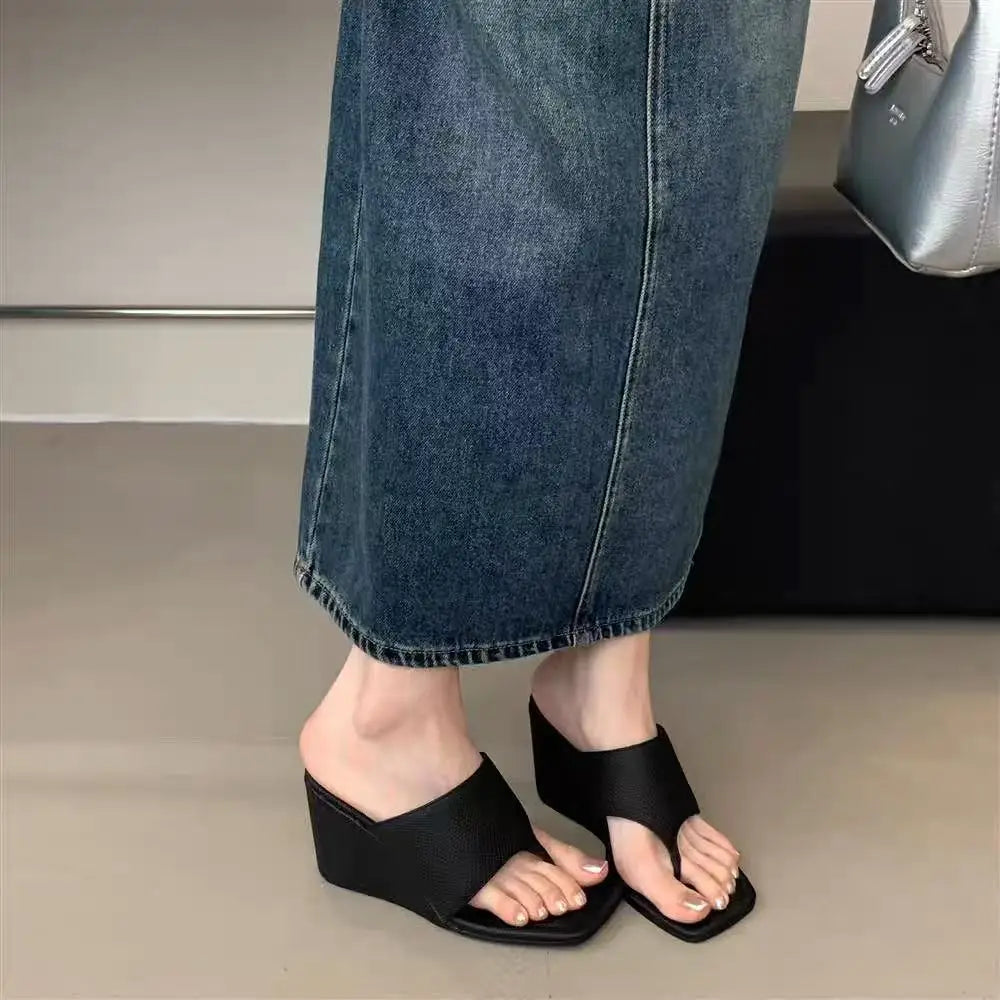 2025 primavera y otoño nuevo estilo adelgazante pendiente talón versión coreana chanclas con punta desnuda zapatillas frescas sandalias