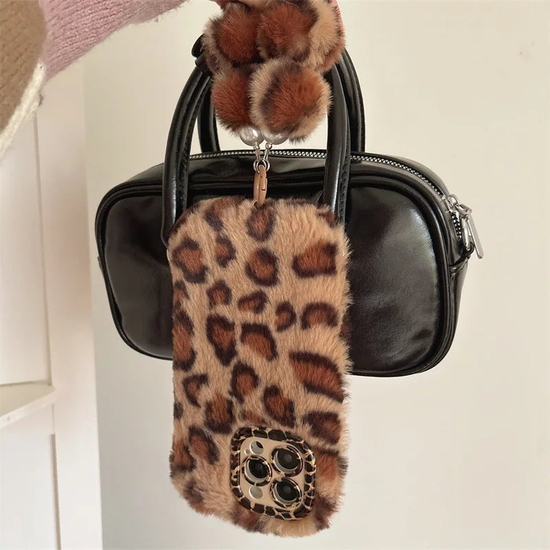 Funda de teléfono con soporte de lente de felpa peluda de leopardo a la moda para iPhone 17Air 15 14 13 12 11 16 Pro Max con cubierta a prueba de golpes con cadena para la muñeca