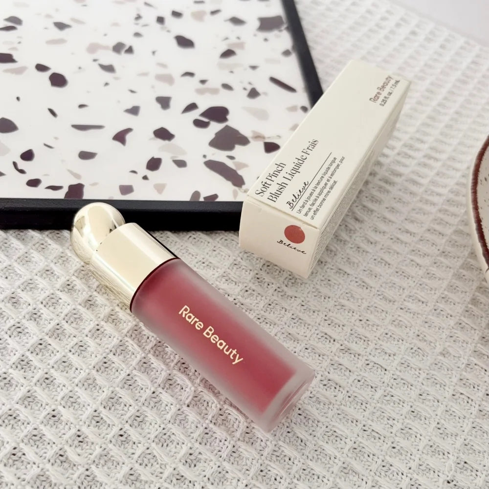 Rubor Líquido Soft Pinch de Rare Beauty, Sedoso, Ligero, Transpirable, de Larga Duración, Maquillaje Voluminizador, Hope Love Virtue Happy Wonder Worth