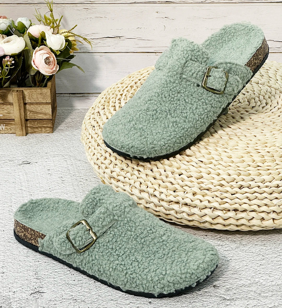 Otoño e Invierno nuevas mujeres y hombres tela de gamuza zapatilla de punta cerrada interior o exterior Slip-on Retro Sandalias planas duraderas