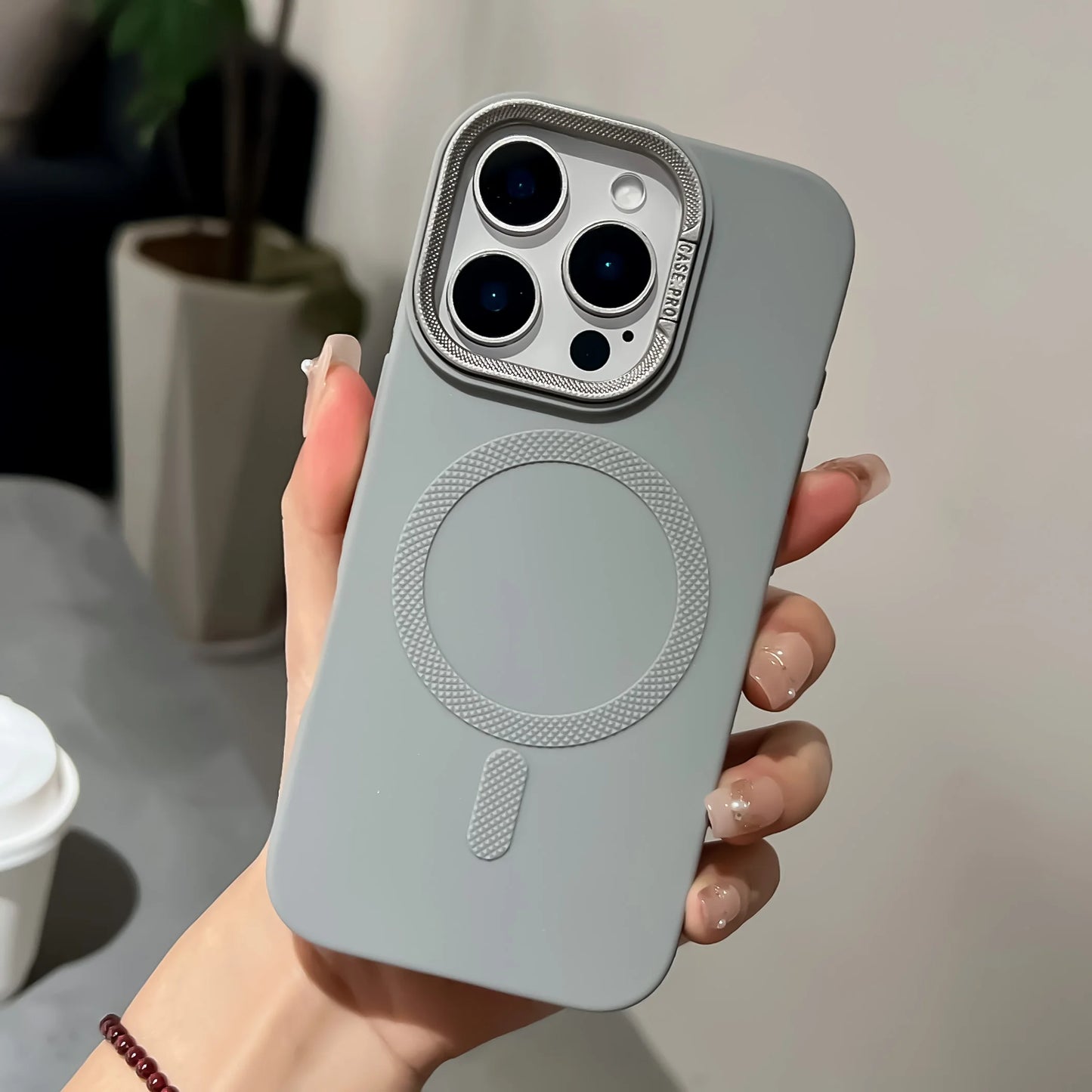 Soporte de marco de lente para funda de teléfono de carga Magsafe para iPhone 16 15 14 13 12 11 Pro Max cubierta de silicona suave dorada magnética del desierto