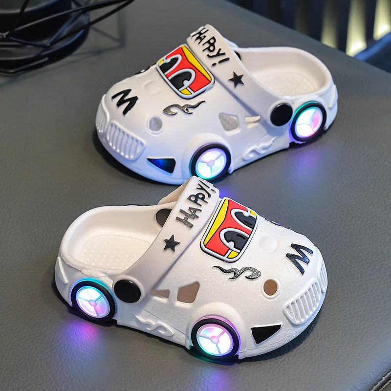 Pantuflas Infantiles Verano 2026, Nuevas Pantuflas de Playa para Niños con Forma de Auto, con Ruedas que se Iluminan, Antideslizantes y con Suela Suave