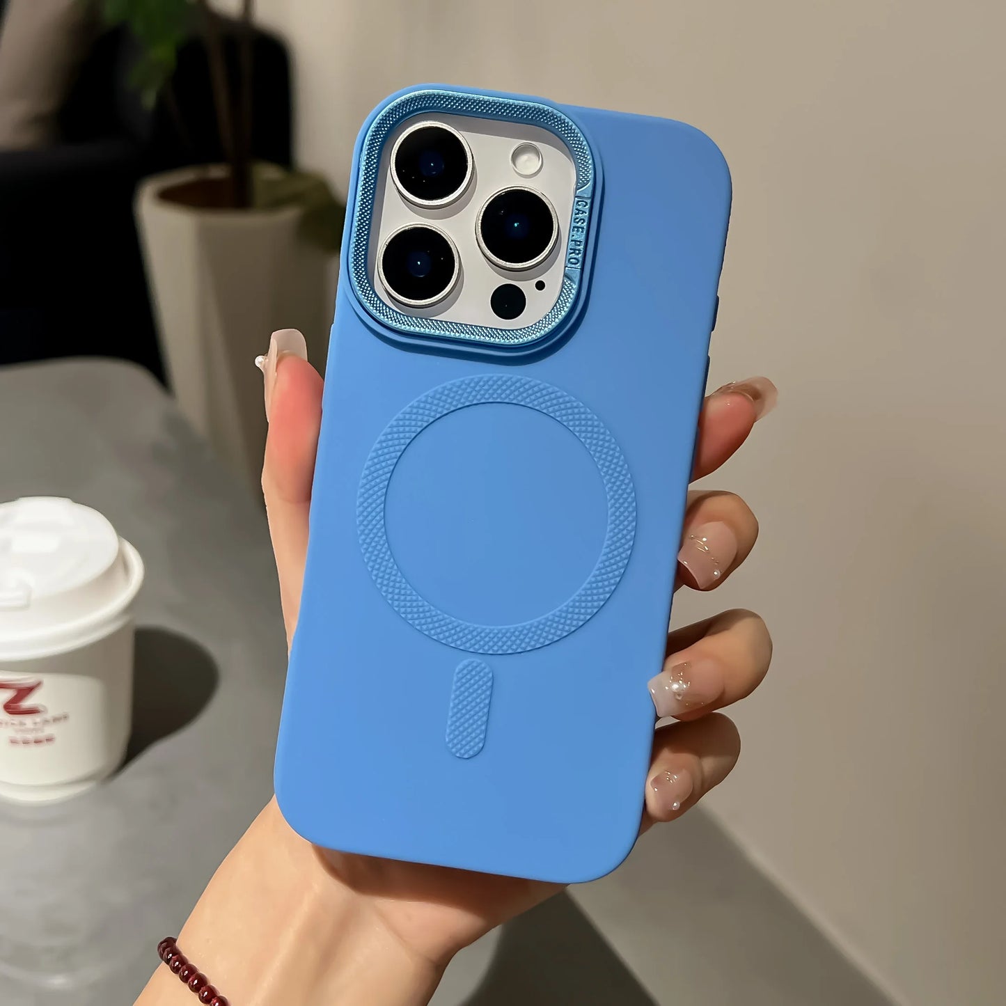Soporte de marco de lente para funda de teléfono de carga Magsafe para iPhone 16 15 14 13 12 11 Pro Max cubierta de silicona suave dorada magnética del desierto