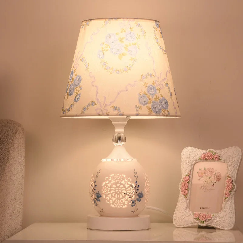 Lámpara de mesa de cristal de estilo europeo Ins, lámpara de noche decorativa creativa de moda romántica cálida y moderna para dormitorio