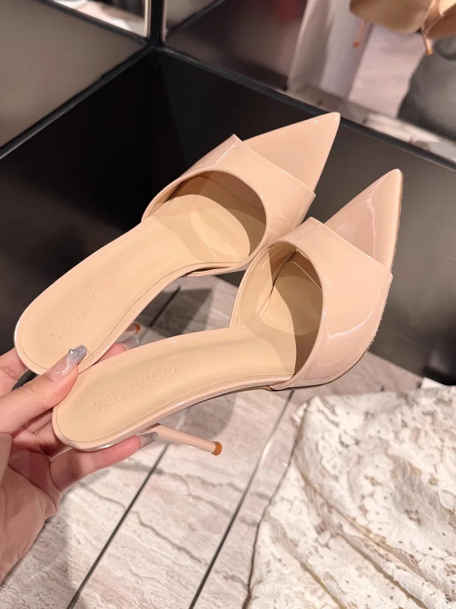 Chanclas, tacones altos de verano para mujer, tacones finos, puntas puntiagudas, charol, estilo de alta gama, nuevo estilo 2025