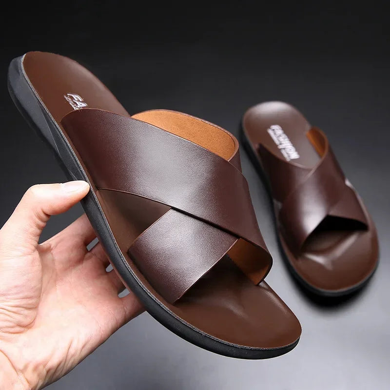 Sandalias para Hombre, zapatillas de cuero genuino, marca de lujo, zapatos planos a la moda para Hombre, Sandalia de playa antideslizante informal, Zapatos para Hombre 2024